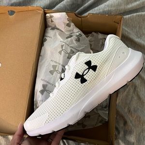 UA SURGE 3 SIZE 8 in Men